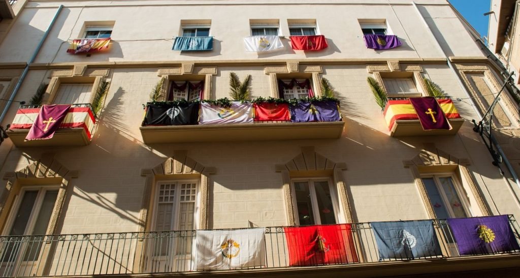 Banderas en balcones